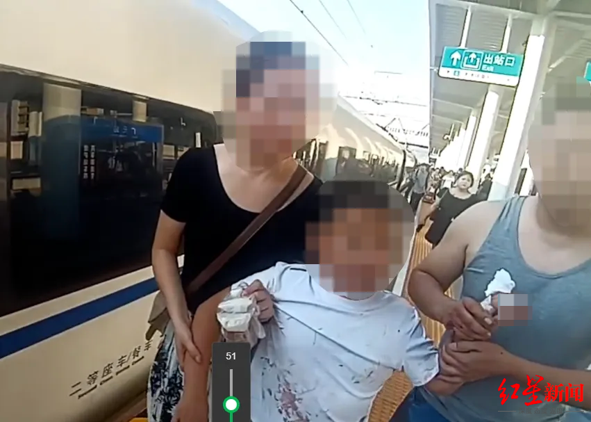 ▲广元站客运值班员带着一家人走绿色通道快速进站