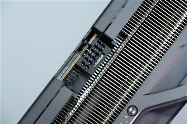 RTX 5090 16针电源线温度杰出150℃！遗址般莫得点燃