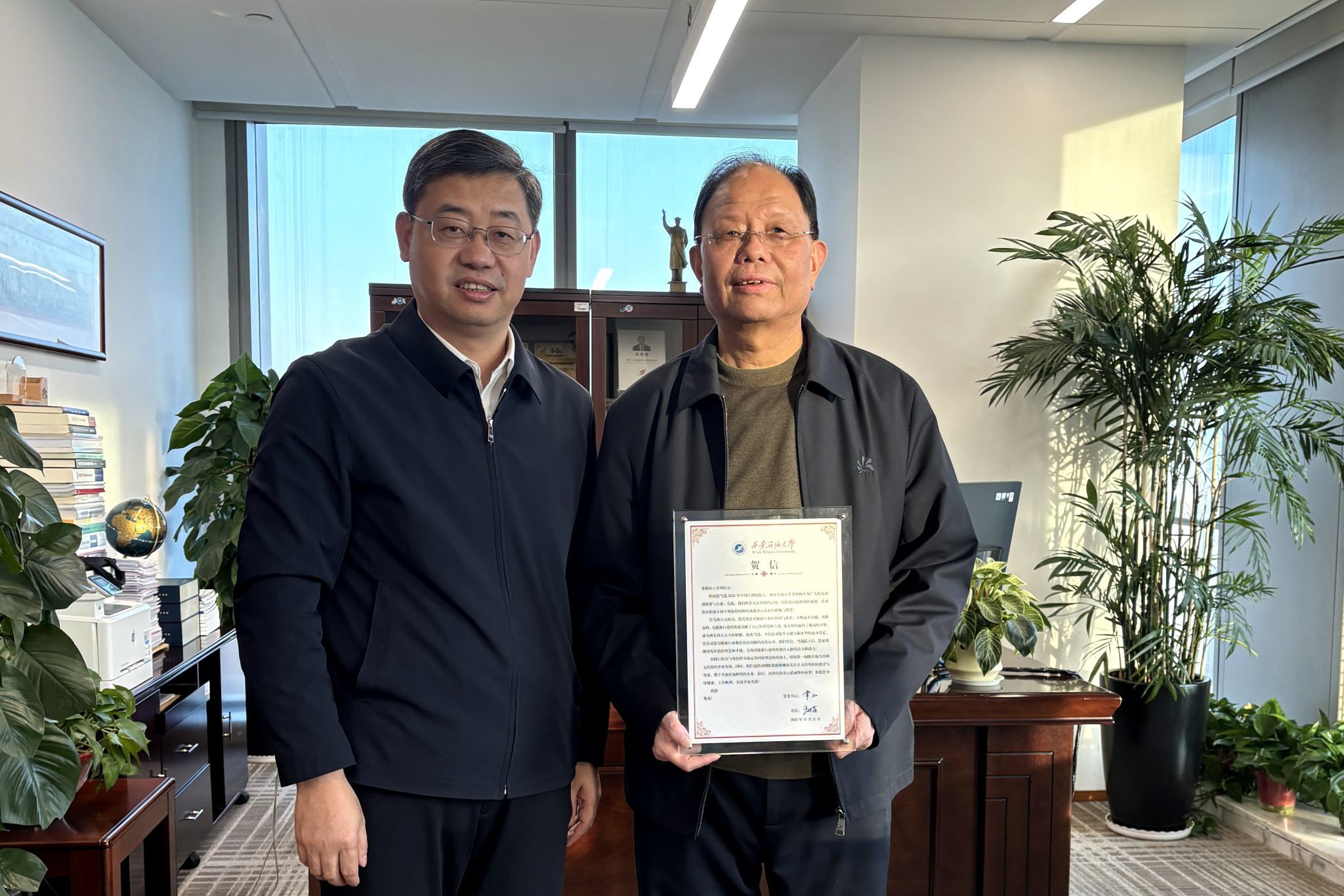 11月21日下午,西安石油大学校长王进富专程前往陕西延长石油(集团)有限责任公司,看望杰出校友、碳中和未来技术研究院院长、新当选的中国工程院院士王香增。西安石油大学官网 图