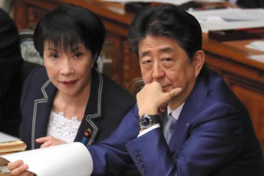△2020年2月,時任日本總務(wù)大臣的高市早苗(左)與時任日本首相安倍晉三(右)