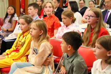 △2024年6月,20名来自美国中西部地区8所中、小学的学生齐聚中国驻芝加哥总领馆,参加第四届美国中西部“汉语桥”初中小学中文秀决赛。