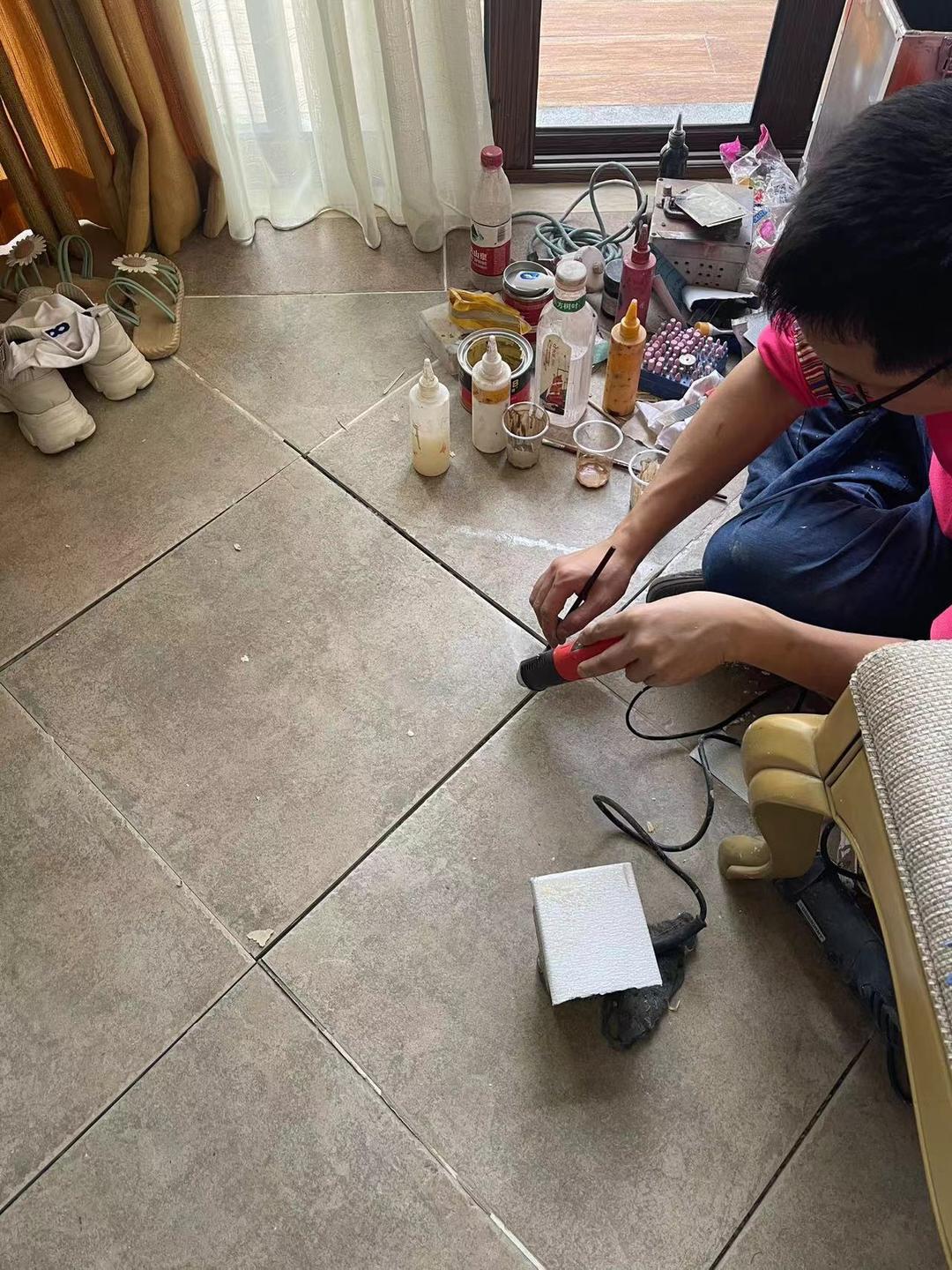 ▲钦女士的家人请工人修复地砖 受访者供图