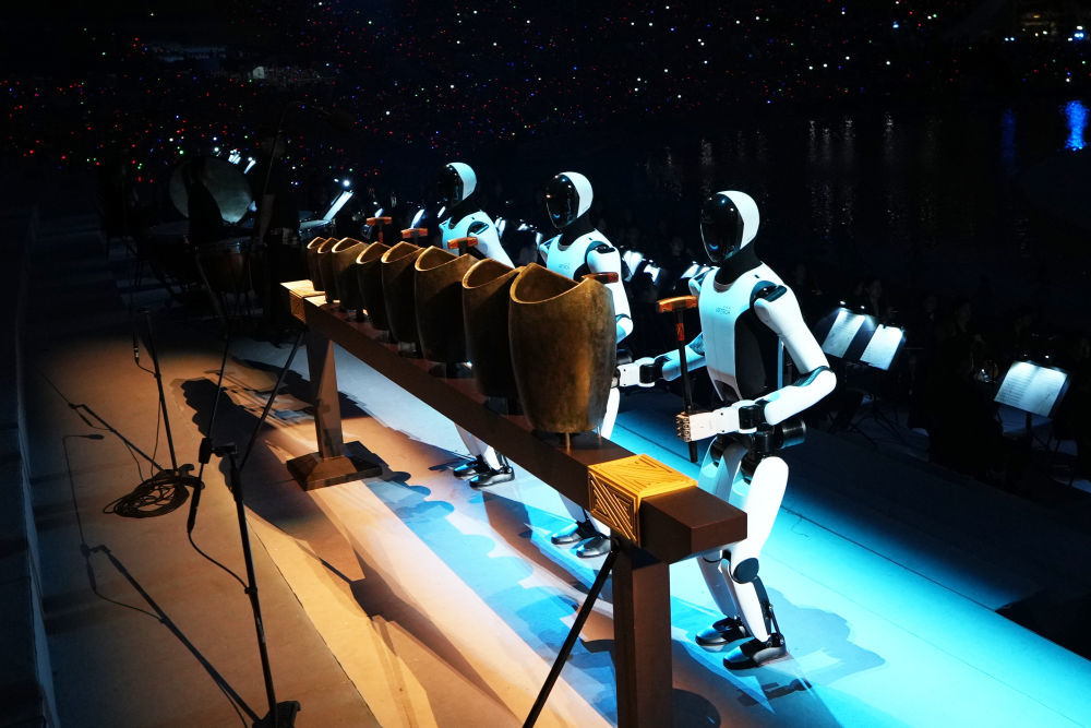 11月9日,开幕式上的工业人形机器人敲响千年前的中国古代乐器青铜句鑃。新华社记者 李一博 摄