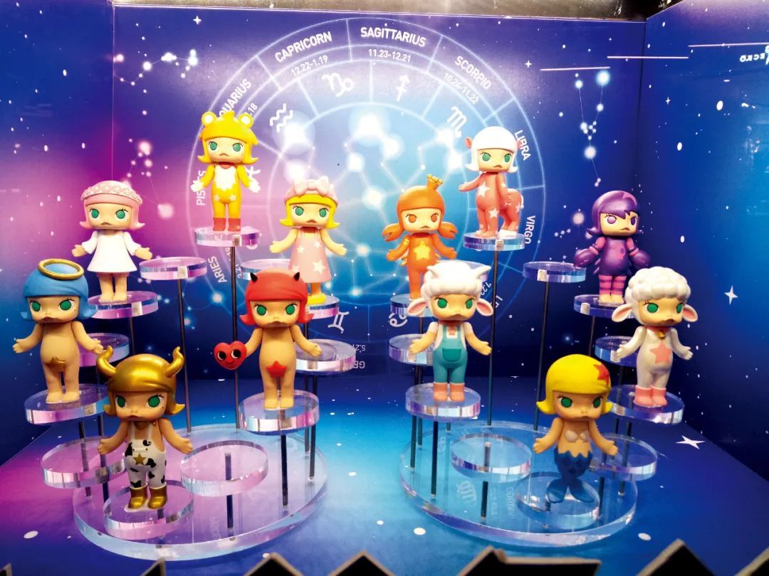 2018年11月,上海一泡泡玛特机器人自助售卖机中的POPMART十二星座系列产品。图/视觉中国