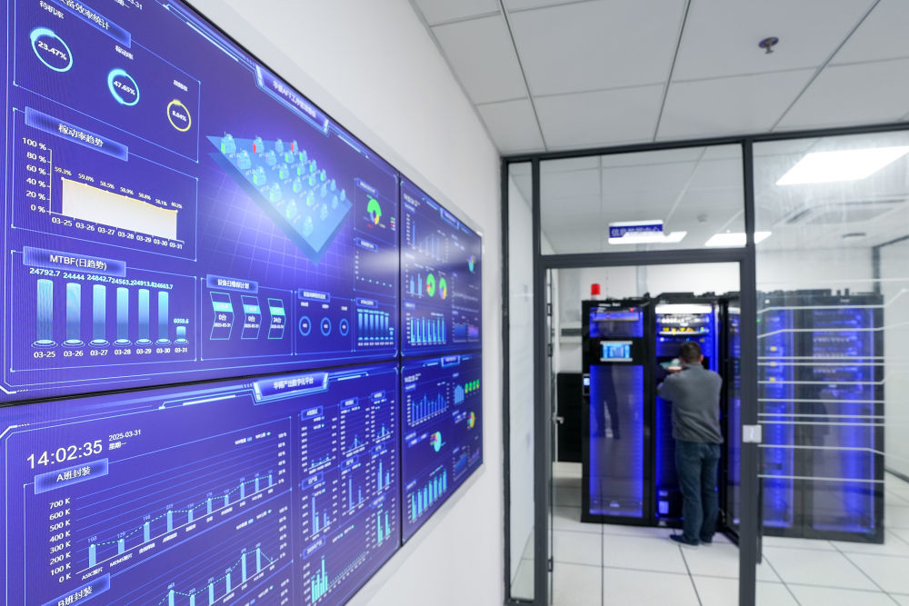 3月31日,华景传感科技(无锡)有限公司工作人员在信息数据中心内工作。