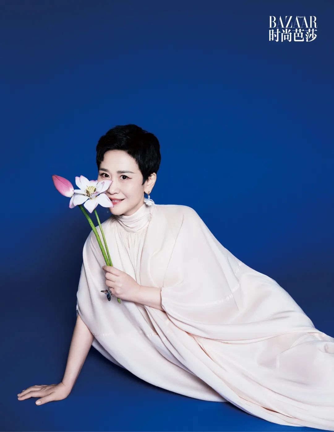 粉色连衣裙 FERRAGAMO 鸢尾花白玛瑙耳坠 JINHUI 团扇蝴蝶兰白玉开口戒指 MAISON LUMIERE