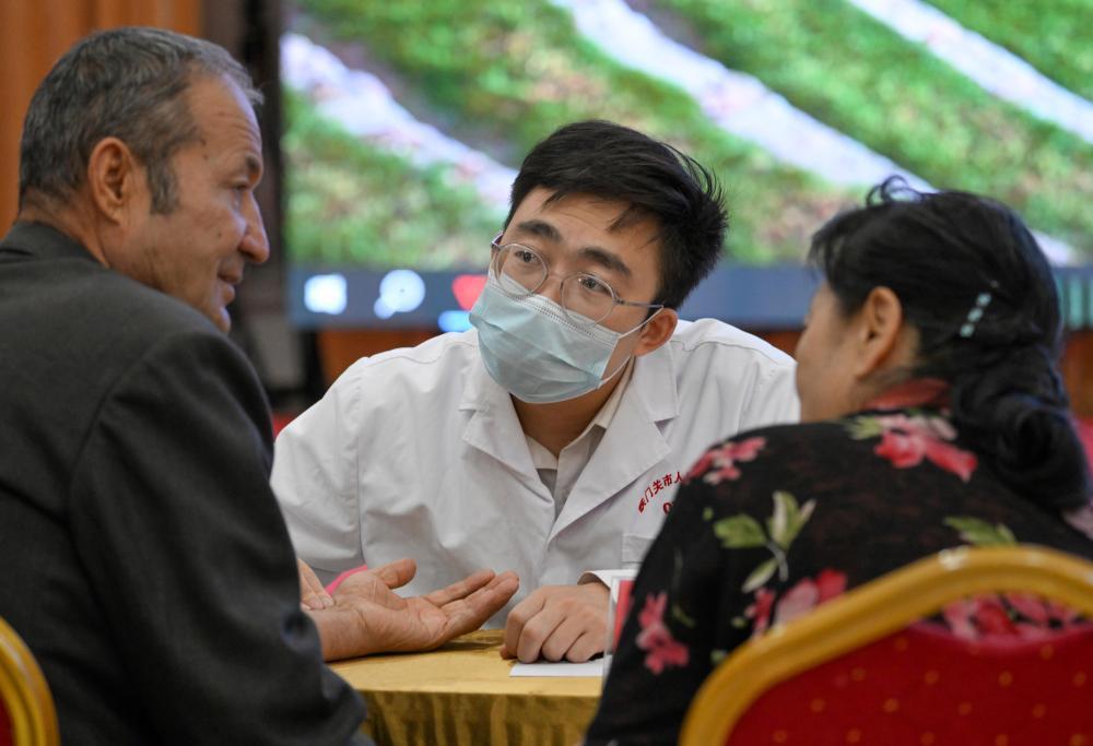 9月19日,铁门关市人民医院医生在达西村为村民义诊。