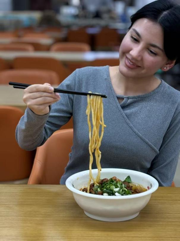 王昭君品尝西安特色面食 供图：西安工业大学国际教育学院