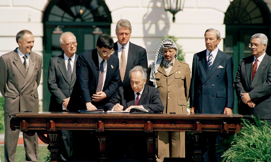 ·当地时间1993年9月13日,巴以签署“奥斯陆协议”。图为时任以色列外交部长佩雷斯签字现场。(视觉中国)