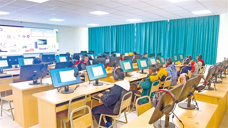 2024年，那曲市色尼区第二小学学生在学习计算机知识。