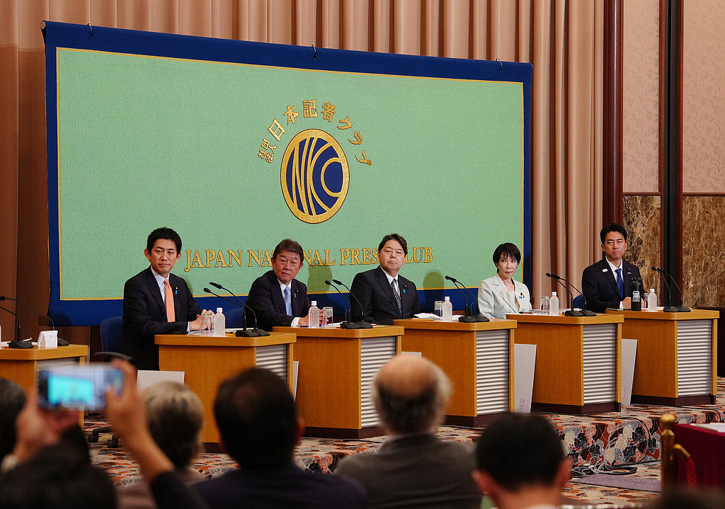 9月24日，日本自民党总裁选举候选人在东京出席日本记者俱乐部举行的竞选辩论。从左至右分别为小林鹰之、茂木敏充、林芳正、高市早苗和小泉进次郎。（视觉中国）