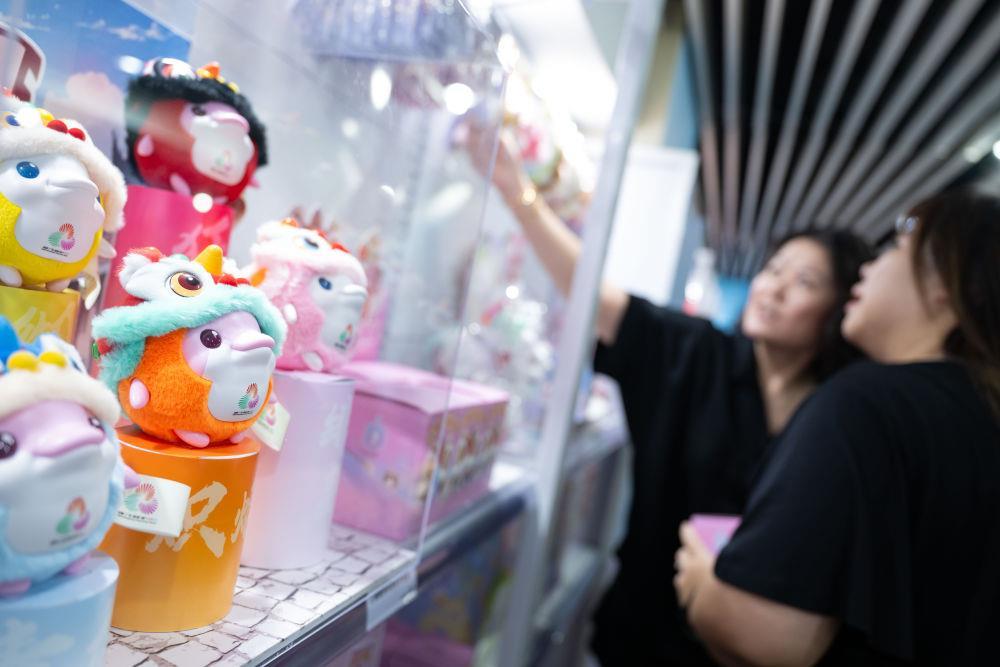 △2025年8月1日,市民在十五运会和残特奥会澳门赛区官方特许商品零售店选购。