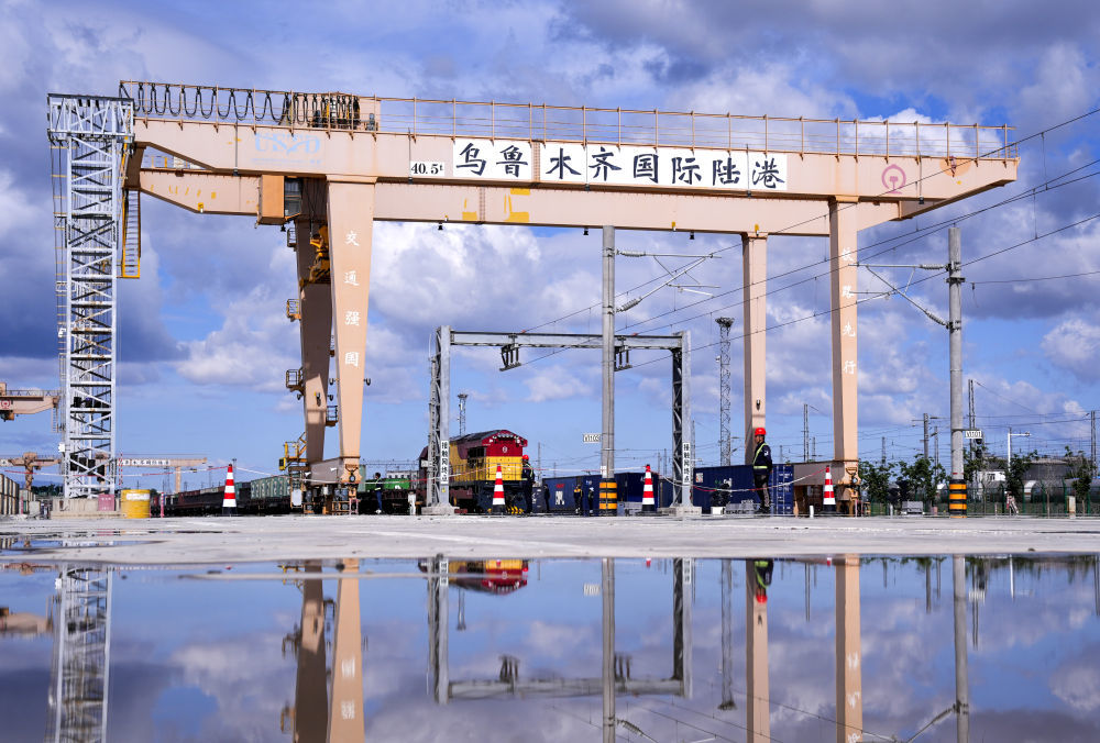 在乌鲁木齐国际陆港区，一列满载货物的中欧班列即将驶离（2024年5月27日摄）。新华社记者 王菲 摄
