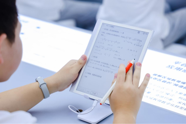 学生正在用小猿学练机练习