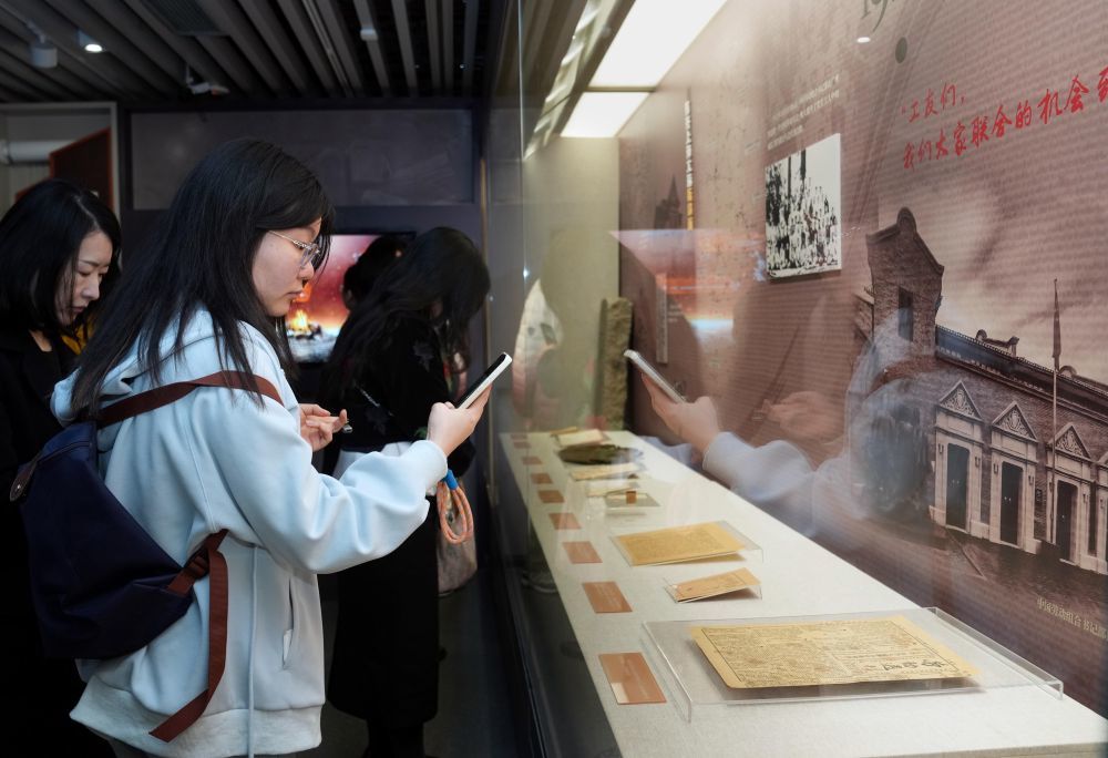 2025年3月31日,“热的血——纪念五卅运动100周年文物史料专题展”在中共一大纪念馆专题展厅开幕。新华社记者 刘颖 摄