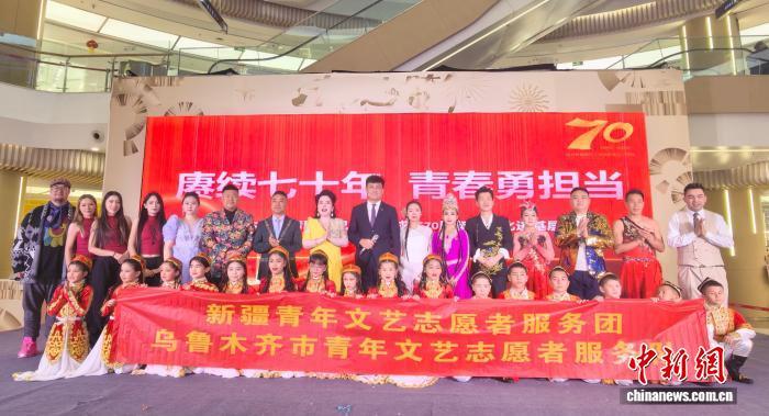 巡演队伍合影。新疆青年文艺志愿者服务团供图
