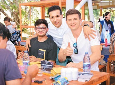 马吉(中)和友人体验制作景泰蓝。