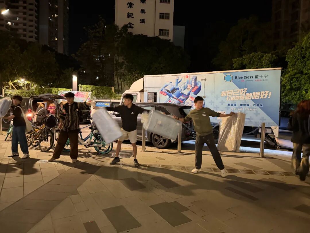 多位义工帮助转运物资。图/受访者提供