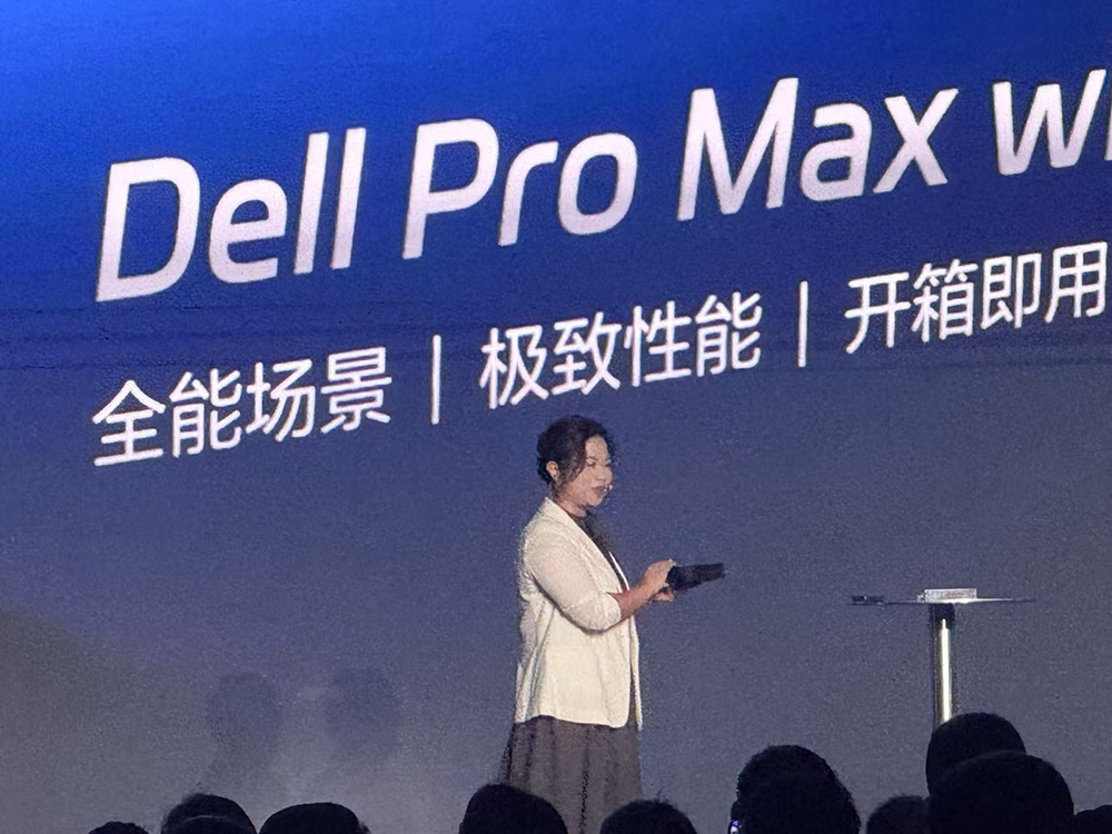 给机器人打造推理大脑!英伟达开源7B世界基础模型,还推出两款全新GPU