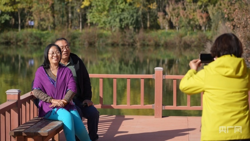 游客在湿地公园拍照留念 (央广网记者丁安 摄)