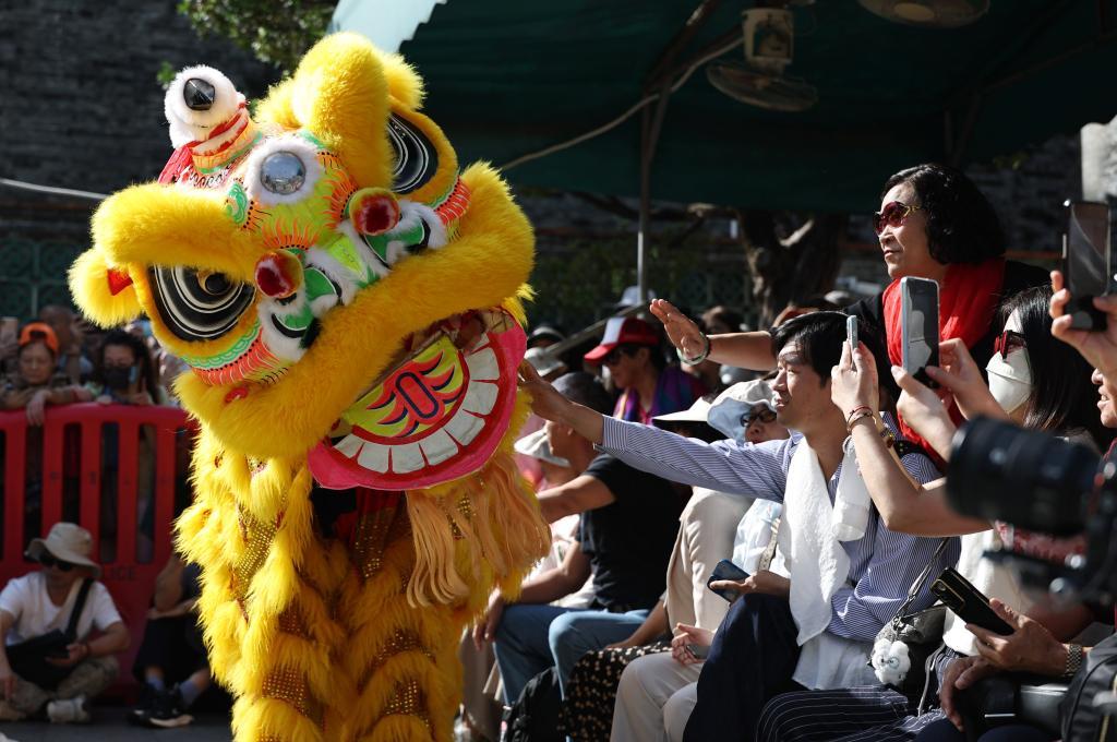 醒狮与游客互动。新华社记者 王鹏 摄