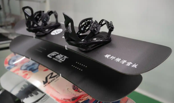 吉林体育休闲装备产业园展出的碳纤维滑雪板。图片来源:新华社