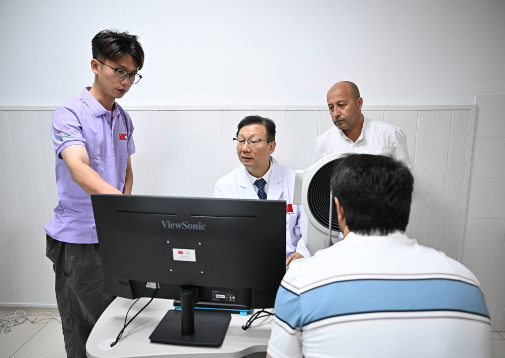 2025年5月31日，在塔吉克斯坦杜尚别，中国眼科专家党光福（中）在防盲合作中心为当地市民做眼科检查。当日，“健康快车中塔防盲合作中心”在塔吉克斯坦首都杜尚别开始运营。该中心旨在加强中塔两国眼科医疗合作，促进双方眼科医护人员互访培训和学术交流，将惠及更多眼疾患者。