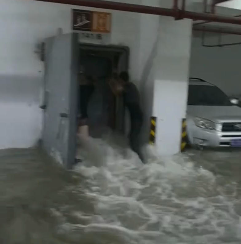 大量水從通道涌向車庫。網(wǎng)傳視頻截圖