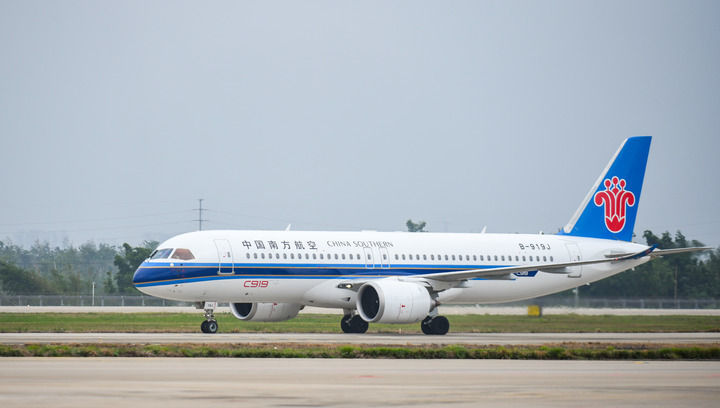 2024年12月11日,由C919执飞的中国南航CZ6786航班在海口美兰国际机场降落,国产大飞机C919在海南的商业飞行“首秀”顺利完成。新华社记者 杨冠宇 摄