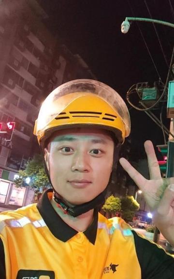 孙先生利用业余时间送外卖(图片来源:封面新闻)