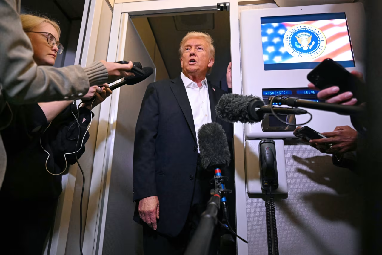 当地时间13日,特朗普在“空军一号”上对记者发表讲话。图源:外媒