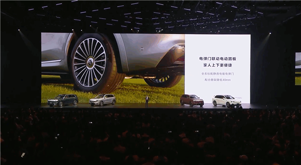 把屏幕玩出花!问界M8搭主驾专属AR影院:HUD可看68英寸大电影