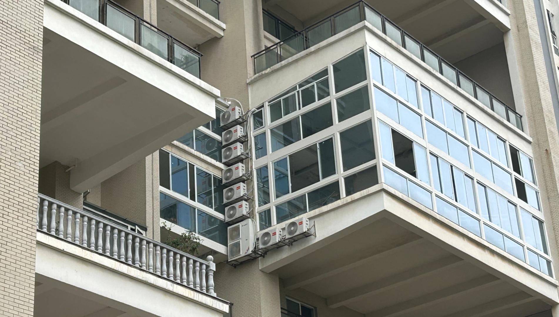▲窗户外挂着多个空调外机