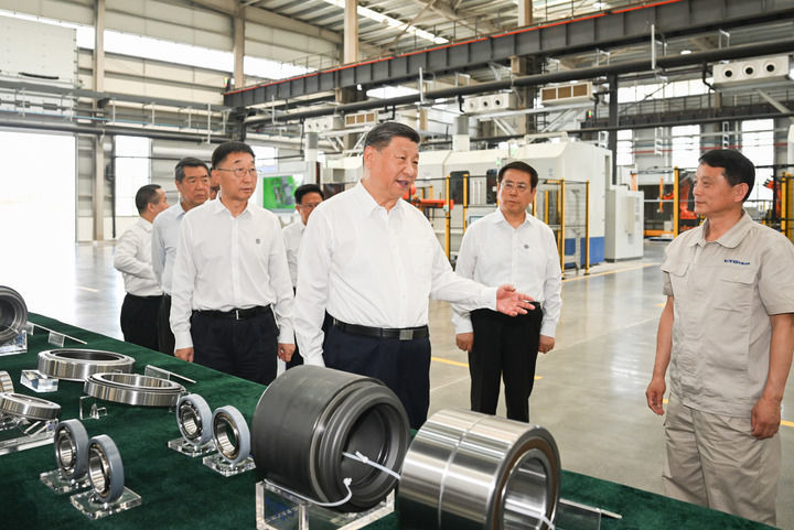 5月19日至20日，中共中央总书记、国家主席、中央军委主席习近平在河南考察。这是19日下午，习近平在洛阳轴承集团股份有限公司智能工厂考察。新华社记者 谢环驰 摄
