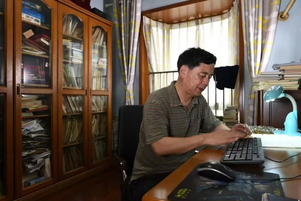 伏案寫作中的沈石溪