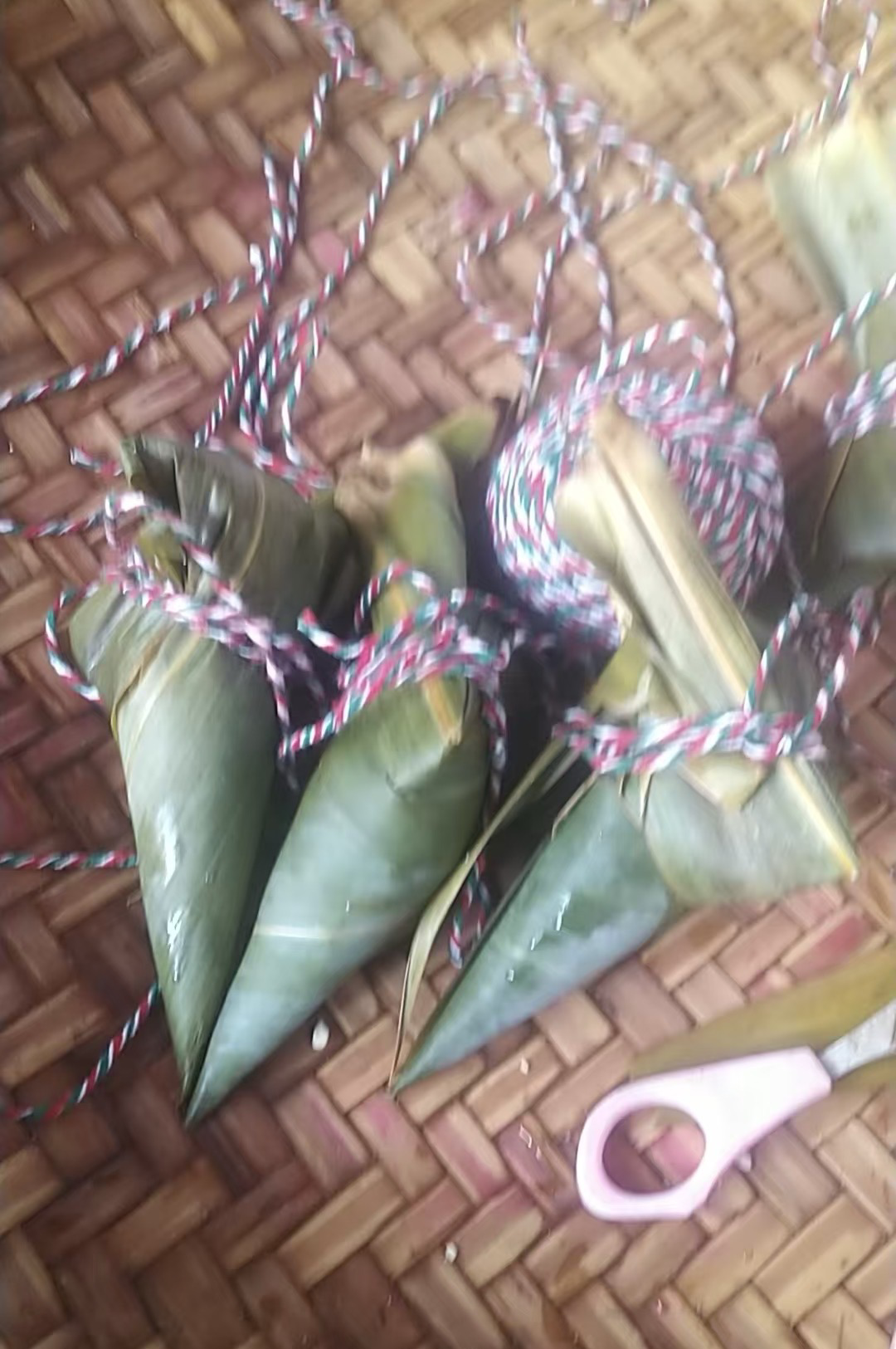 不同于广东地区的长粽，杨琴包的粽子是有贵州特色的三角粽