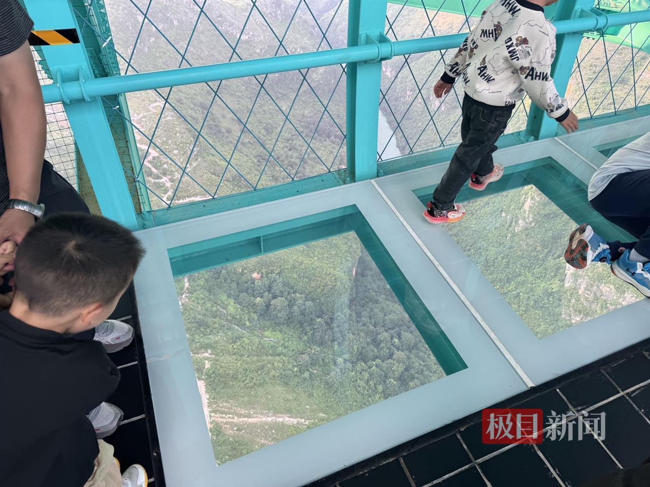 游客体验玻璃廊桥