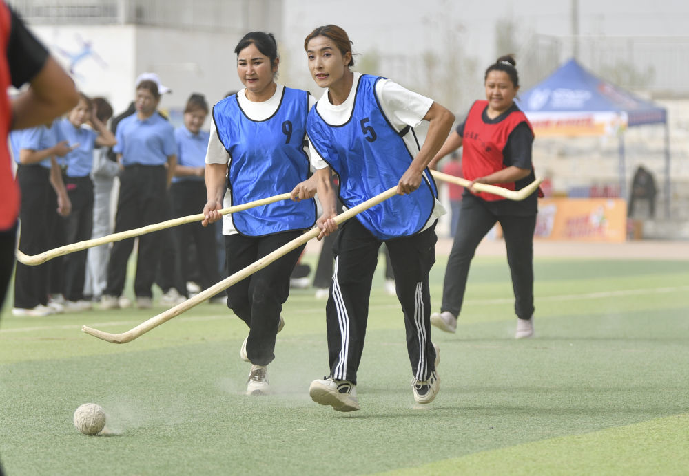 4月13日，村民在新疆于田县体育场参加女子麦热球比赛。新华社记者 胡虎虎 摄
