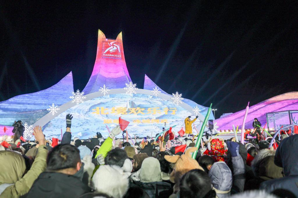 ↑演员在哈尔滨冰雪大世界举行的“激情庆亚冬 冰雪闹元宵”晚会现场表演。新华社记者 黄伟 摄