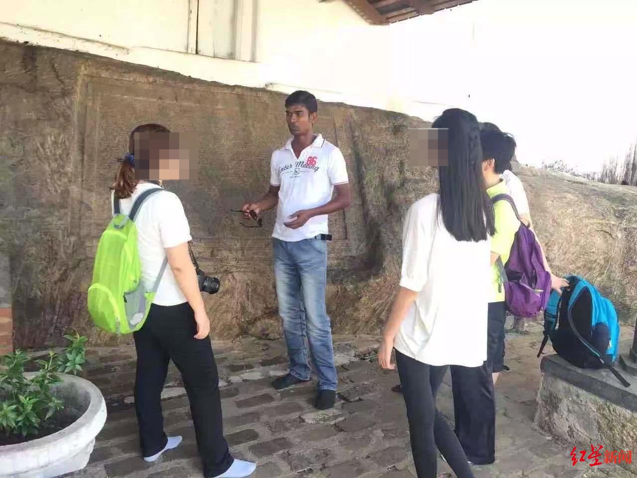 ▲克里什(左二)与中国游客在一起