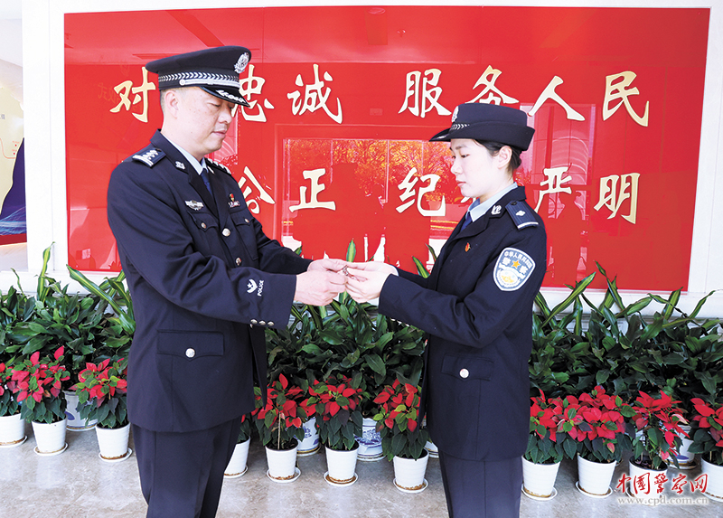 12月20日,林若兮接过父亲林树春曾经佩戴的“145181”警号。 周晨伟 摄