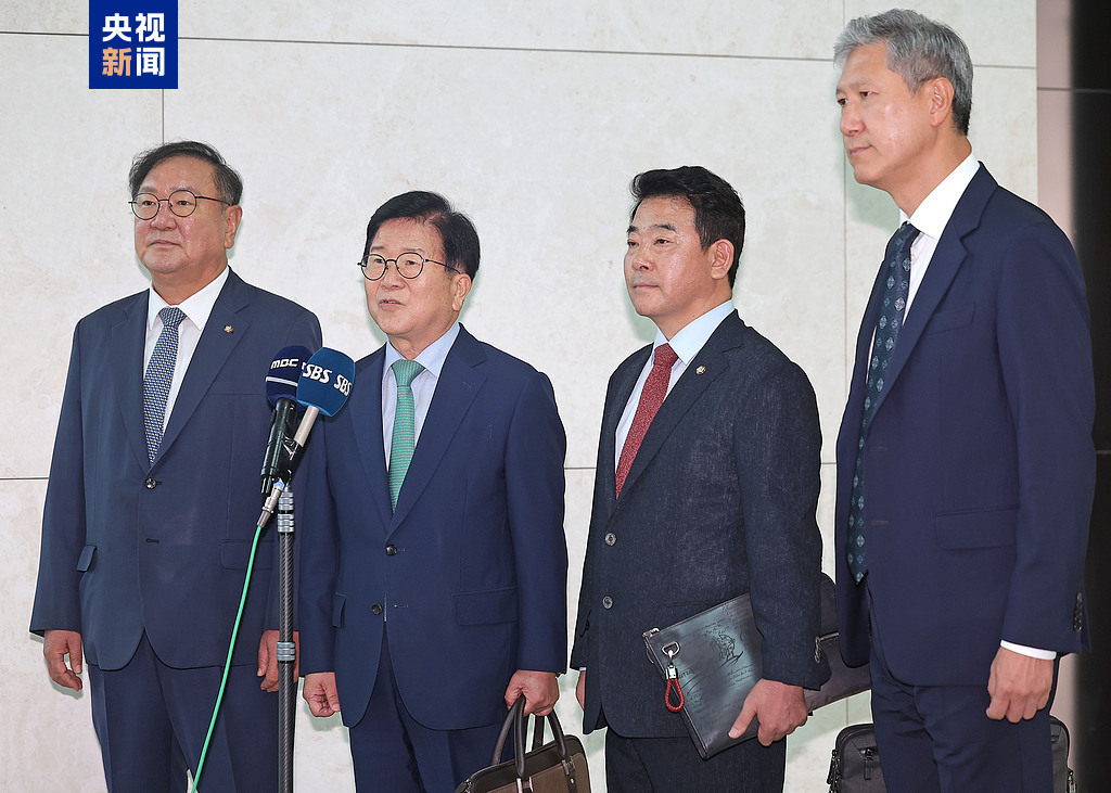 △今年8月,盧載憲(右一)作為韓國總統(tǒng)特使團訪華團成員從仁川國際機場啟程時接受采訪