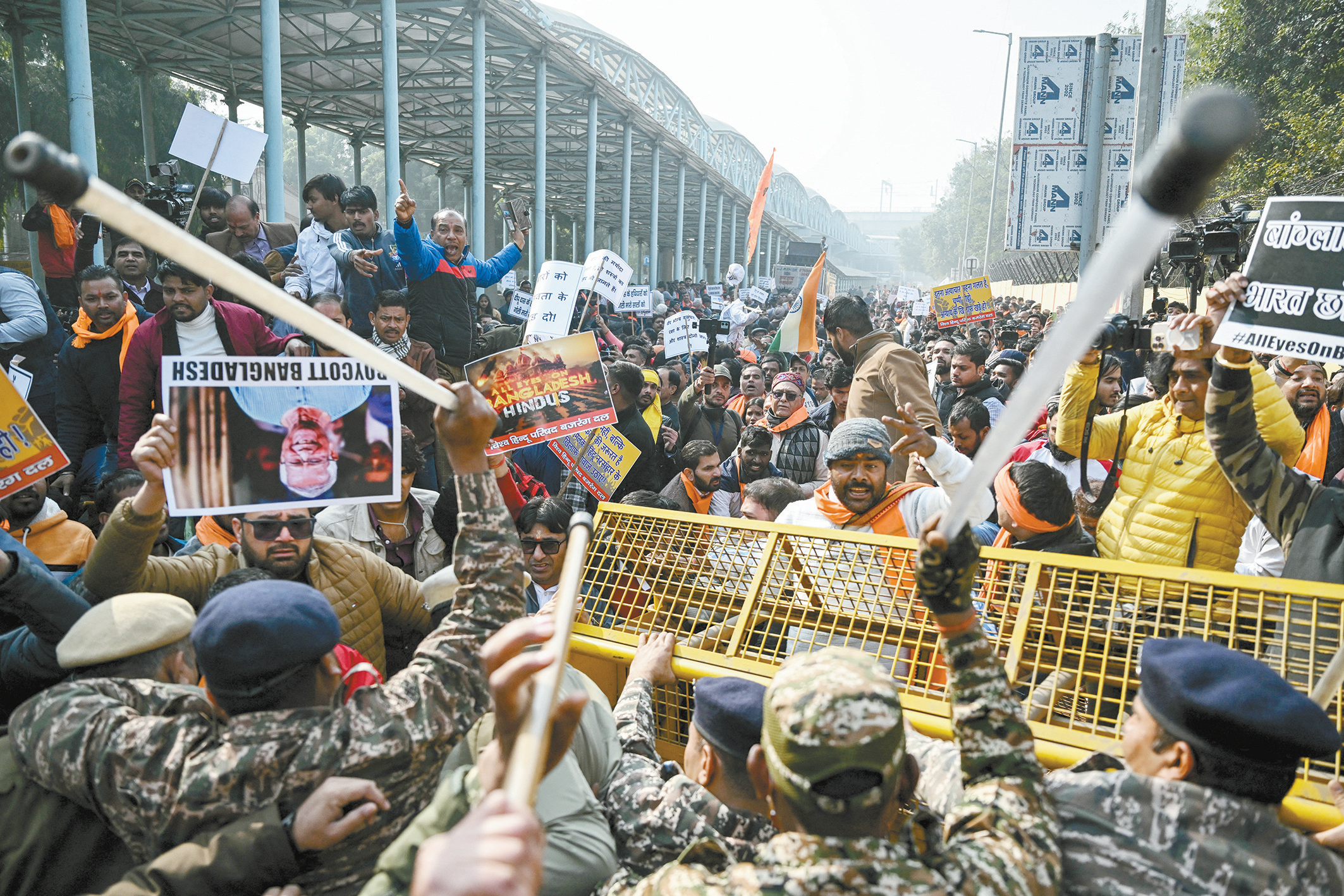 印度安保人员23 日在位于新德里的孟加拉国高级专员公署附近,试图阻止世界印度教大会成员和其他抗议人士闯入。(法新社)