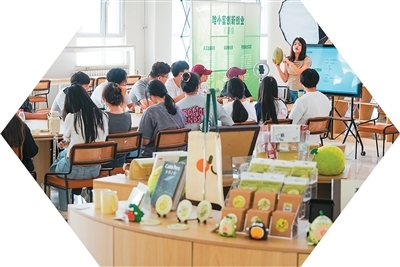 哈密瓜鲜果产业链平台服务中心品牌流量中心直播老师正在讲授哈密瓜电商直播技巧。