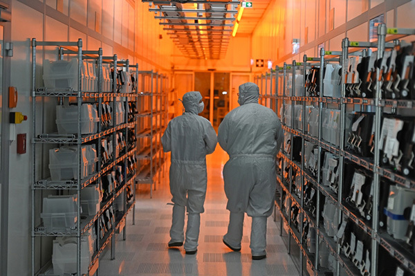 安世半导体员工在洁净室中穿行 东方IC