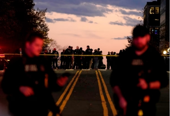 白宫附近发生枪击事件后,华盛顿特区市中心仍有应急人员在场戒备。图源:美媒