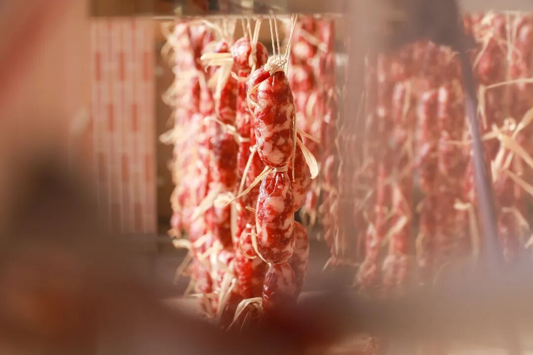 一竿竿、一串串的晾晒,是广东人对风味的坚守,也是刻在DNA里的生活智慧。图源:东莞发布