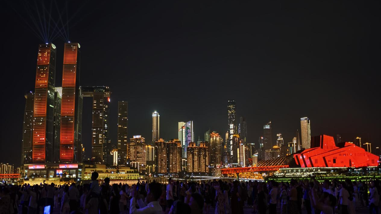 重庆两江四岸的夜景如一幅流光溢彩的画卷（央广网发 刘思怡 摄）