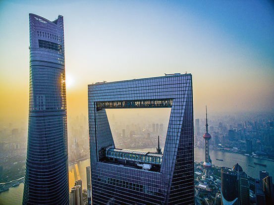 航拍陆家嘴金融城地标——上海中心、上海环球金融中心、金茂大厦、东方明珠(10日11日摄)。 新华社发(程旭刚 摄)