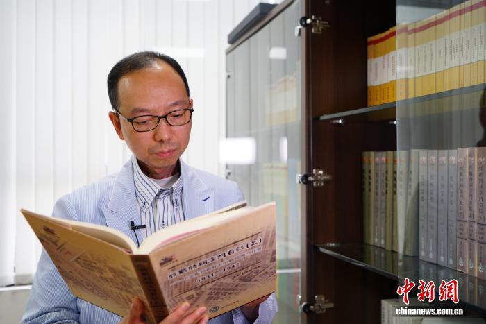 7月24日，澳门理工大学人文及社会科学学院院长、澳门口述历史协会会长林发钦翻阅《抗战时期澳门日志(上)》。　 中新社记者 郑嘉伟 摄